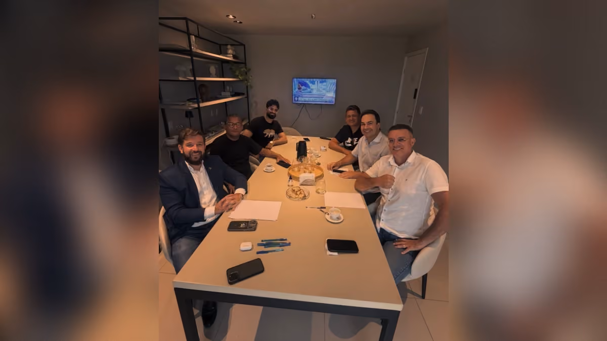 Bancada do PL se reúne, prioriza eleição de Flávio Bolsonaro e só depois decide sobre presidência da Assembleia