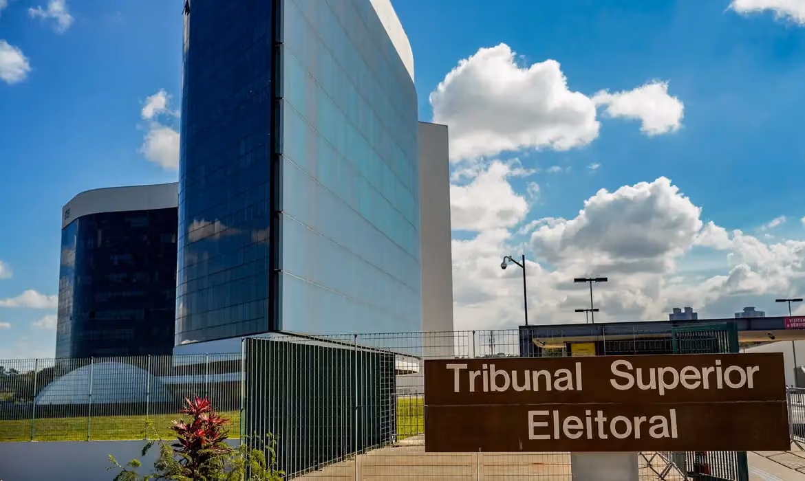 Corregedor do TSE suspende decisão de Nunes Marques e determina retorno do canal 'Exército de Lula'