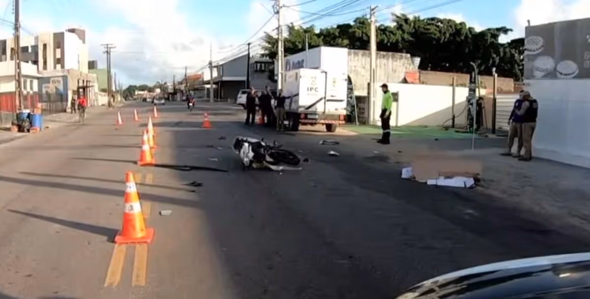 Motociclista morre após colidir com caminhonete em João Pessoa; motorista fugiu sem prestar socorro
