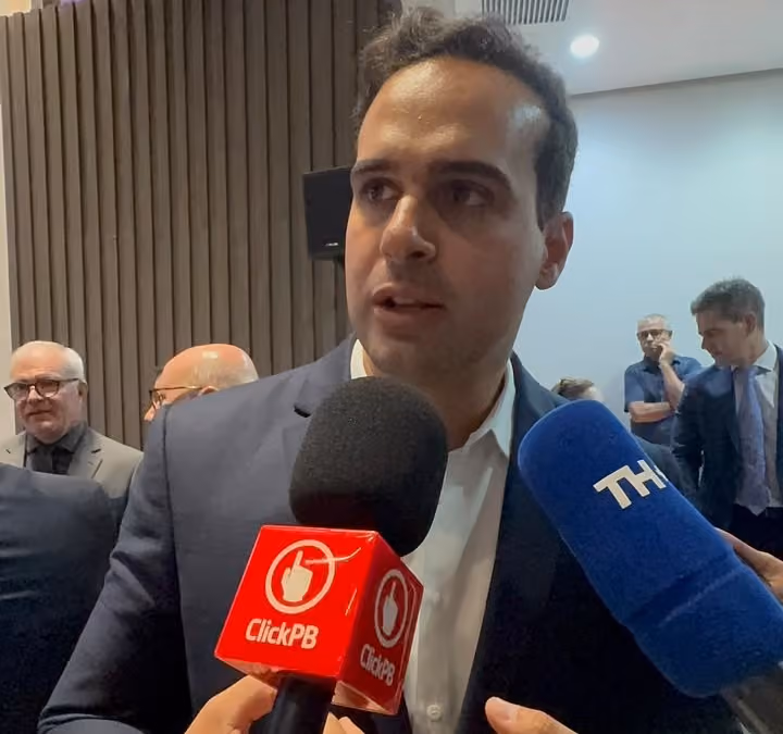 Lucas Ribeiro diz ao prefeito Leo Bezerra que está "à disposição para trabalhar por João Pessoa"