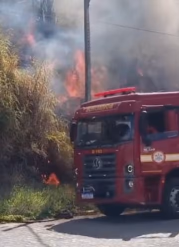 Incêndio atinge mata nas proximidades do Hospital Metropolitano, em Santa Rita