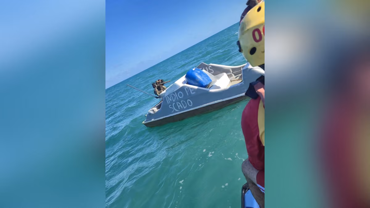 Pescador fica à deriva após falha em motor de embarcação e é resgatado no mar do Bessa, em João Pessoa