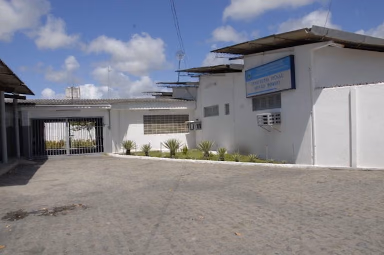 Detento é ferido com 'faca artesanal' em briga no Presídio Silvio Porto e internado em hospital