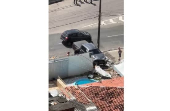 Caminhonete invade e destrói muro de residência no bairro dos Ipês, em João Pessoa