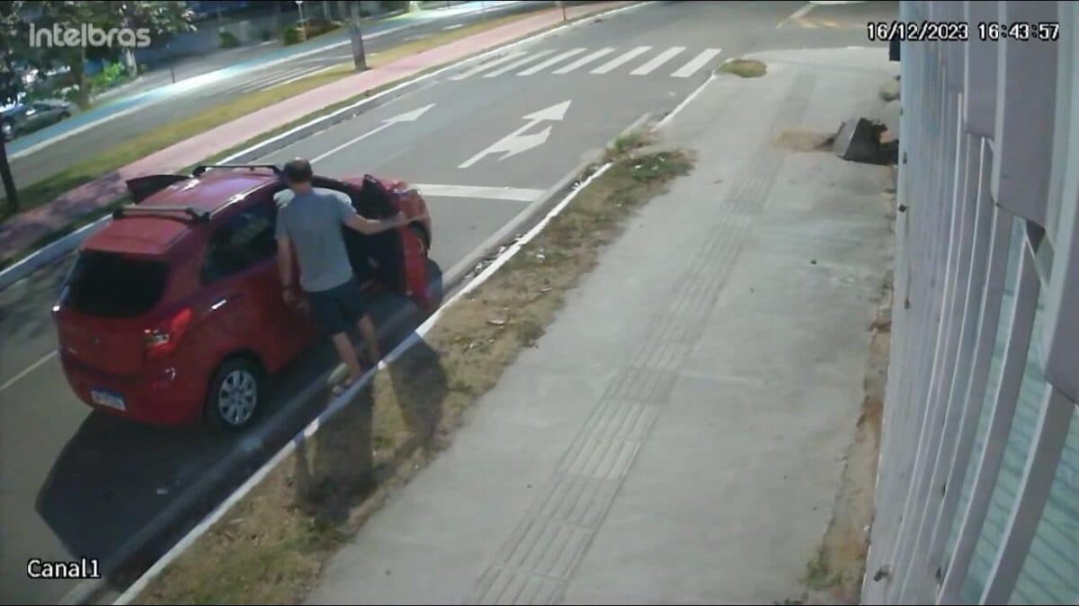 Homem é flagrado furtando cone em frente à Unidade de Polícia dos Bancários