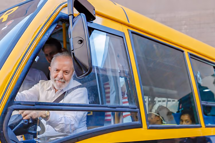A 4 dias da eleição, Lula envia proposta de tarifa zero nos fins de semana