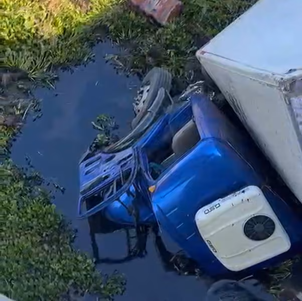 Caminhão cai de ribanceira após desviar de ônibus escolar durante travessia de ponte em Pilões
