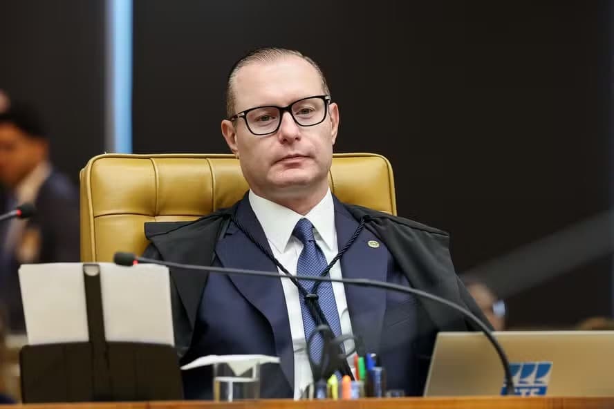 Ministro Zanin prorroga eleição até as 19h em todo o país após denúncias sobre ônibus