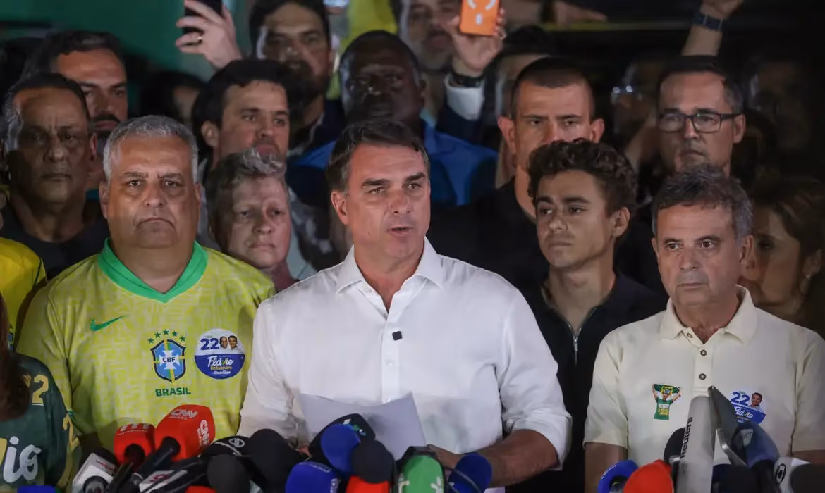 Flávio Bolsonaro foi embora para os Estados Unidos