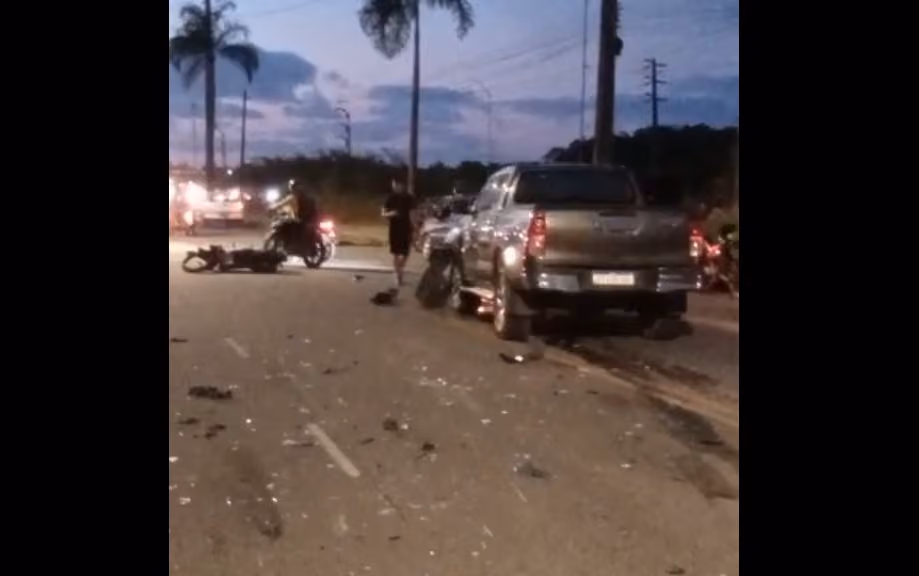 Motociclista de transporte por app morre em colisão após caminhonete fazer ultrapassagem em Bayeux