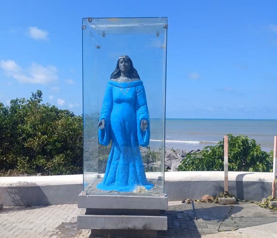 Estátua de Iemanjá, no Cabo Branco, recebe nova proteção com vidro reforçado após atos de vandalismo