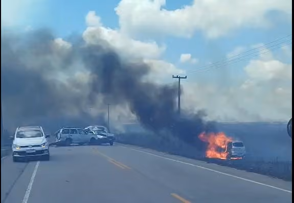 Caminhão carregado com GLP, quatro carros e uma moto colidem e provocam incêndio na PB-028; Bombeiros tentam apagar chamas