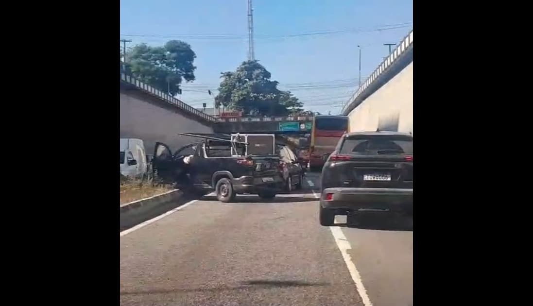 Cinco carros se envolvem em acidente na BR-230, em viaduto que cruza a Epitácio Pessoa