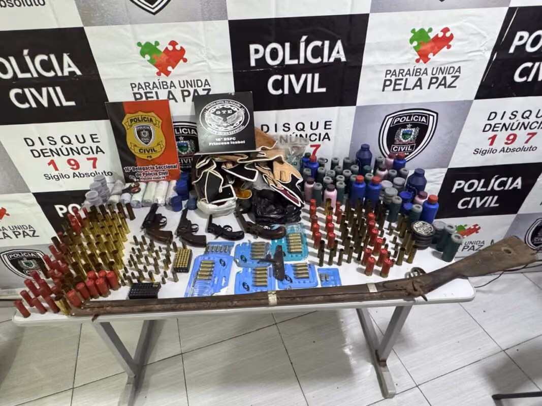 Idoso é preso com armas, munições e explosivos na Paraíba