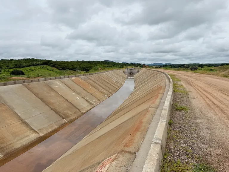 Após detonação, 'chuva' de rochas de obra da transposição danifica 45 casas e deixa famílias desalojadas em Uiraúna