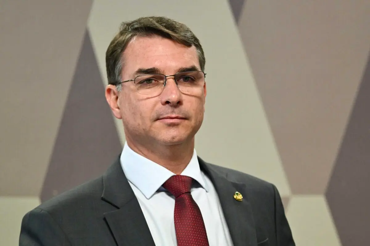Flávio Bolsonaro aparece filiado ao Missão e não consegue registrar candidatura a presidente