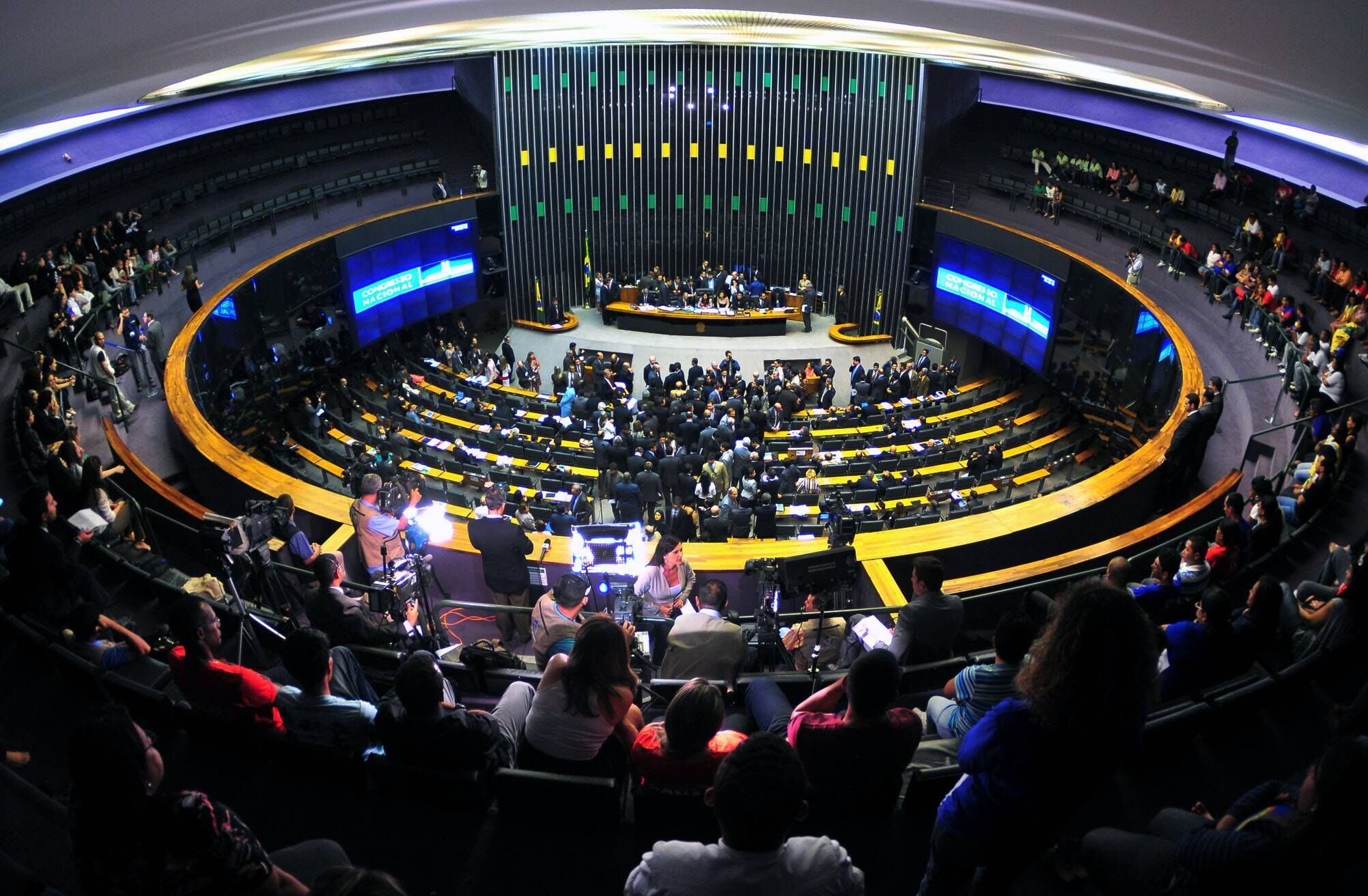 Cláusula de barreira deixa partidos sem Fundo Partidário e 'direito de antena' Cláusula de barreira deixa partidos sem Fundo Partidário e 'direito de antena'
