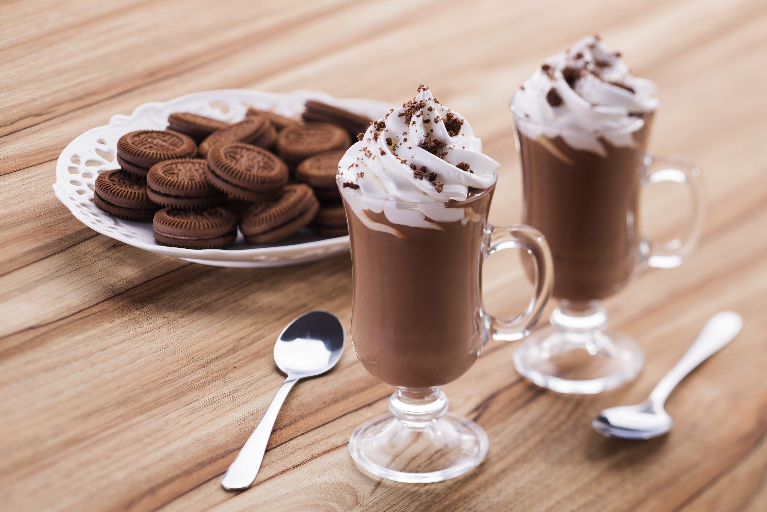 Chocolate quente com treloso para as noites fria de inverno Chocolate quente com treloso para as noites fria de inverno