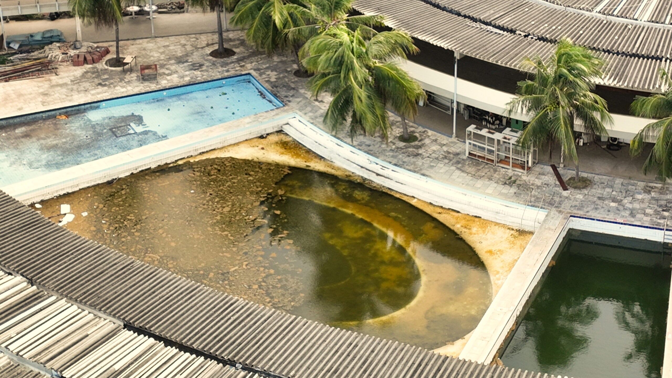 Descaso à beira-mar: Coluna de Clilson Júnior revela abandono do Hotel Tambaú e um verdadeiro cenário guerra Descaso à beira-mar: Coluna de Clilson Júnior revela abandono do Hotel Tambaú e um verdadeiro cenário guerra