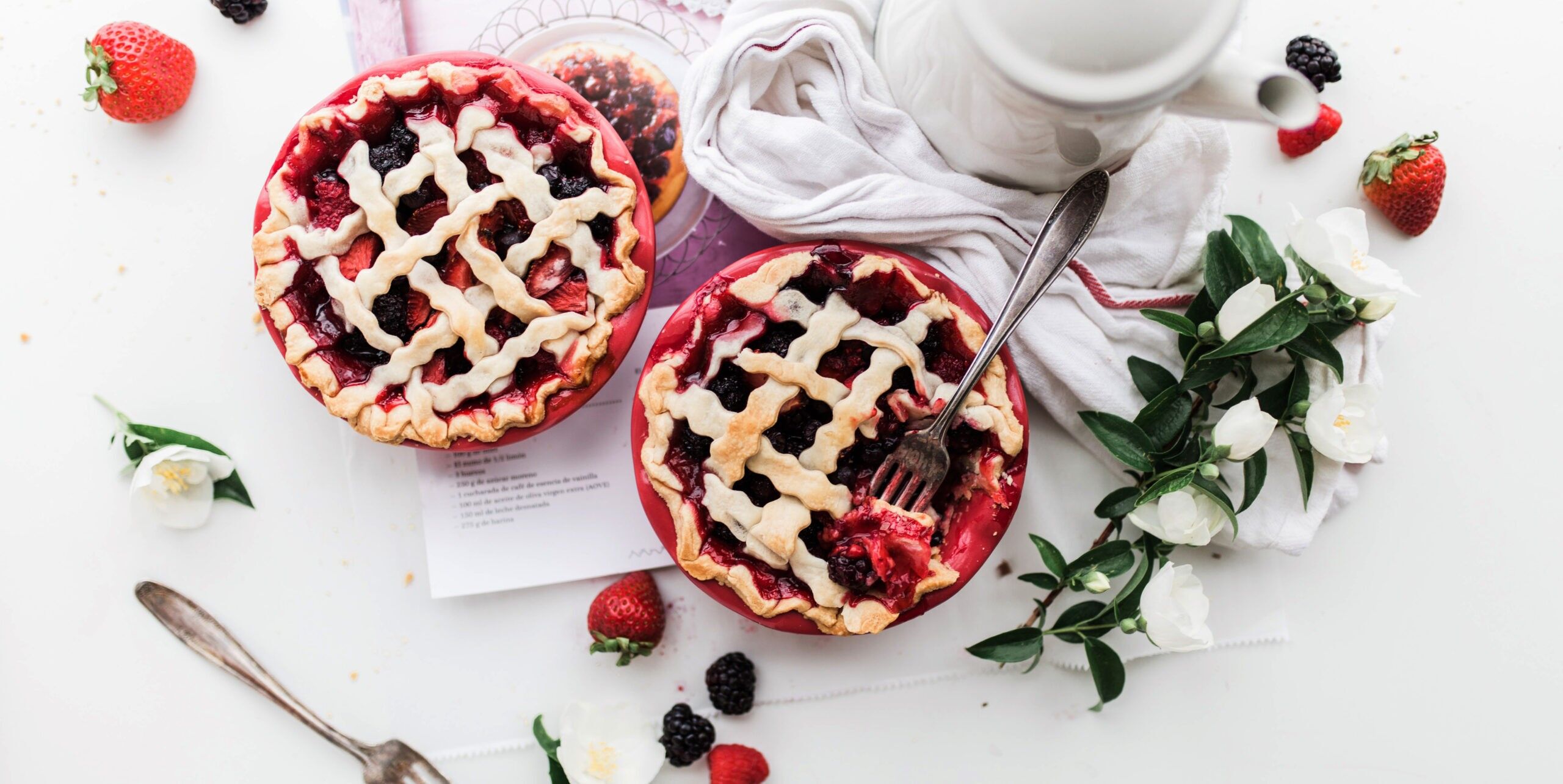 Torta cremosa de geleia de morango para homenagear aquela mulher importante da sua vida Torta cremosa de geleia de morango para homenagear aquela mulher importante da sua vida