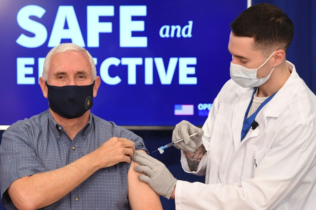 Vice-presidente dos EUA, Mike Pence recebe 1ª dose de vacina contra a Covid-19 Vice-presidente dos EUA, Mike Pence recebe 1ª dose de vacina contra a Covid-19