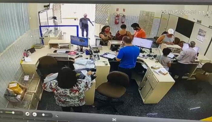 Casal finge ser cliente e assalta agência do Correios em Sapé; Clientes são feitos reféns Casal finge ser cliente e assalta agência do Correios em Sapé; Clientes são feitos reféns