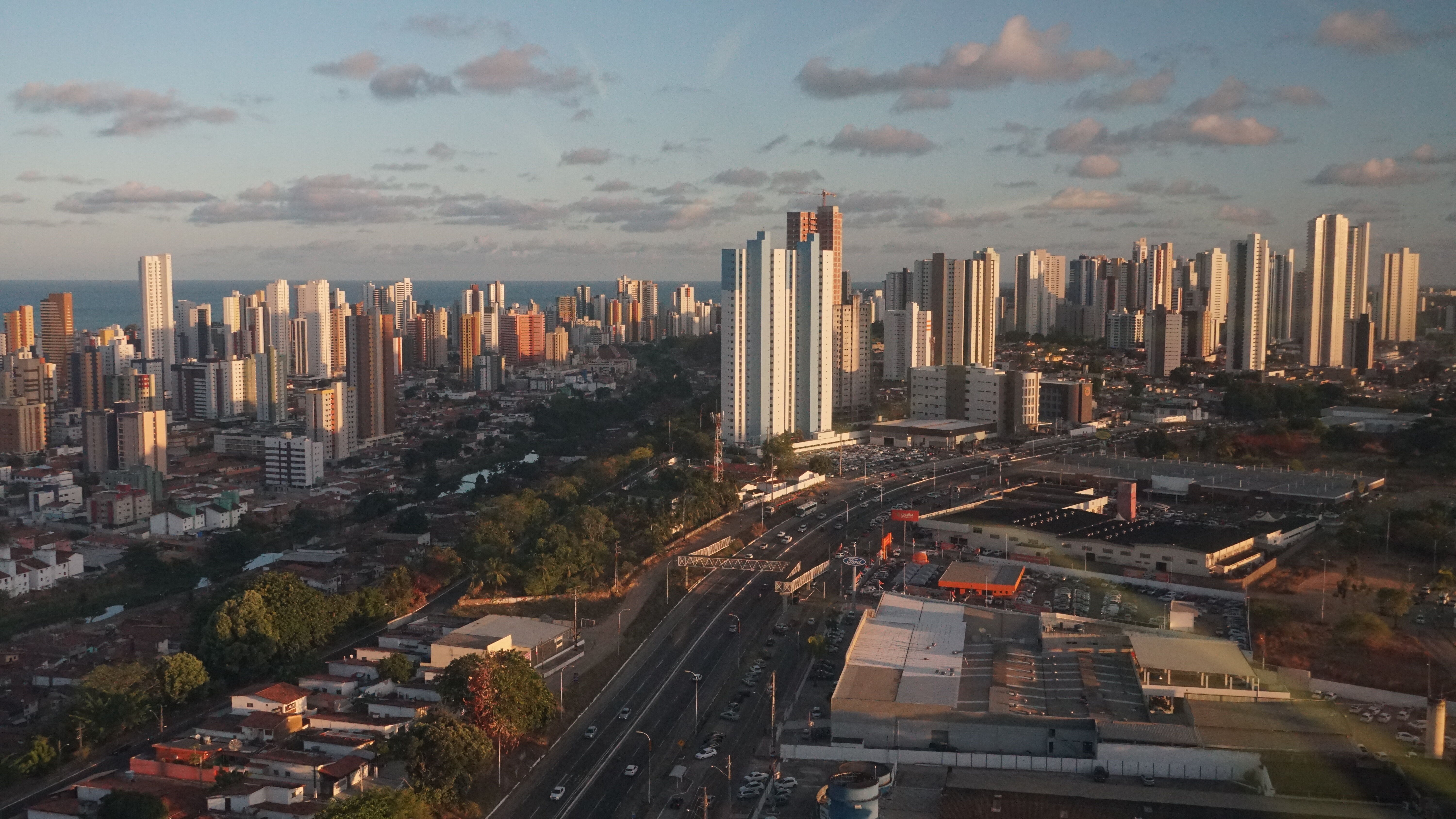 Desembargador Oswaldo Trigueiro aceita recurso do Ministério Público e suspende 'habite-se' de prédio mais alto do que deveria em João Pessoa prédios, orla, joão pessoa