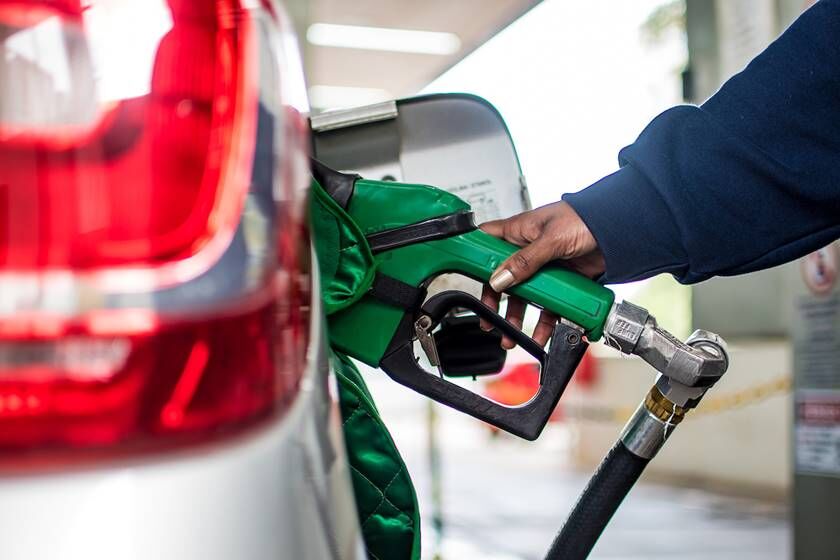 Petrobrás reduz preço da gasolina em R$ 0,18 a partir de amanhã Petrobrás reduz preço da gasolina em R$ 0,18 a partir de amanhã