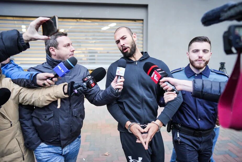 Influenciador Andrew Tate e o irmão irão para prisão domiciliar