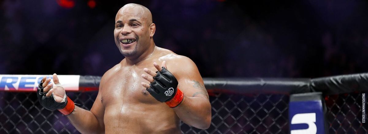 Cormier faz previsão se vencer Miocic: "Terão que dizer que sou o maior peso-pesado da história" Cormier faz previsão se vencer Miocic: "Terão que dizer que sou o maior peso-pesado da história"