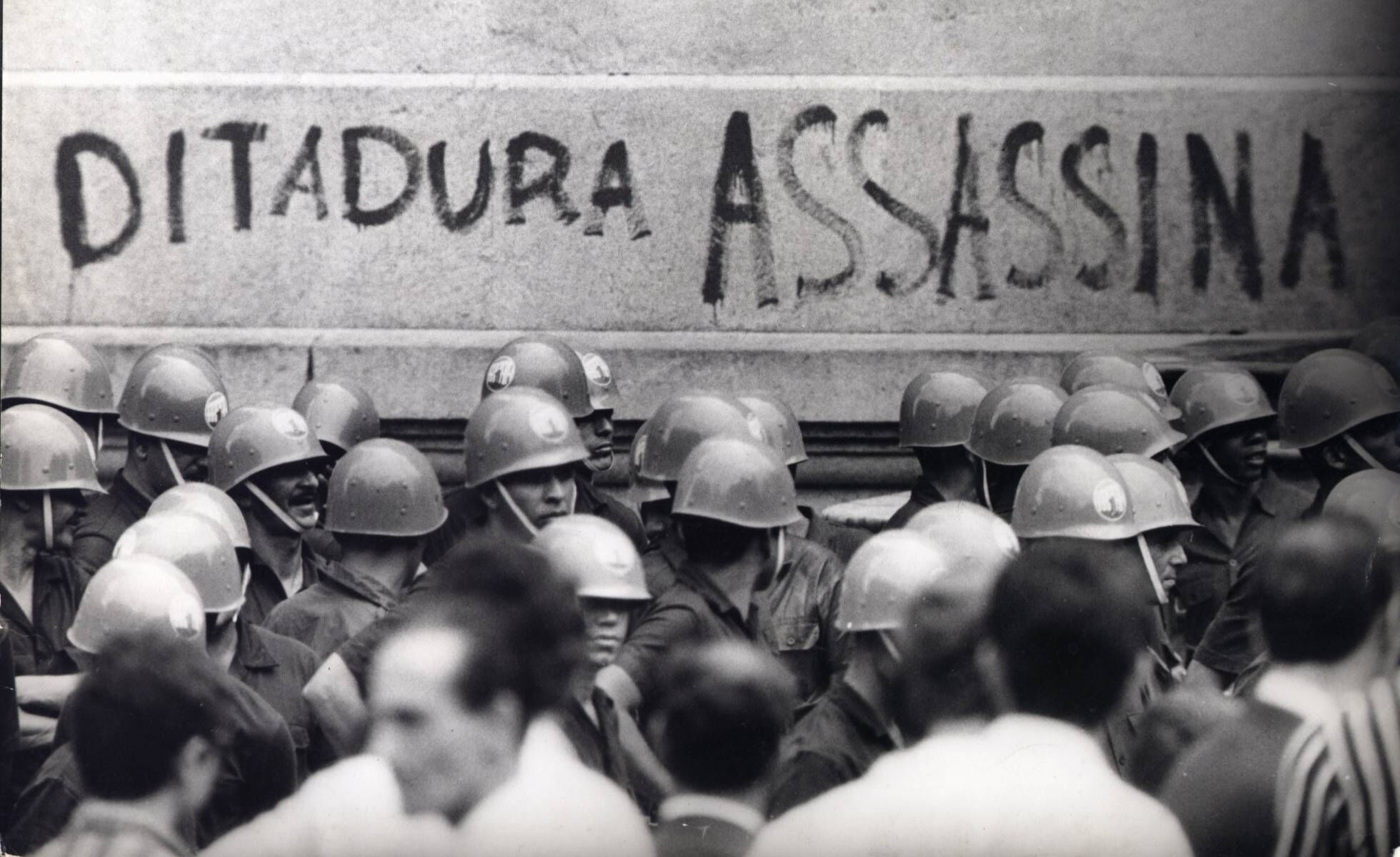 Cúpula do Governo militar brasileiro autorizou execuções, diz CIA Cúpula do Governo militar brasileiro autorizou execuções, diz CIA