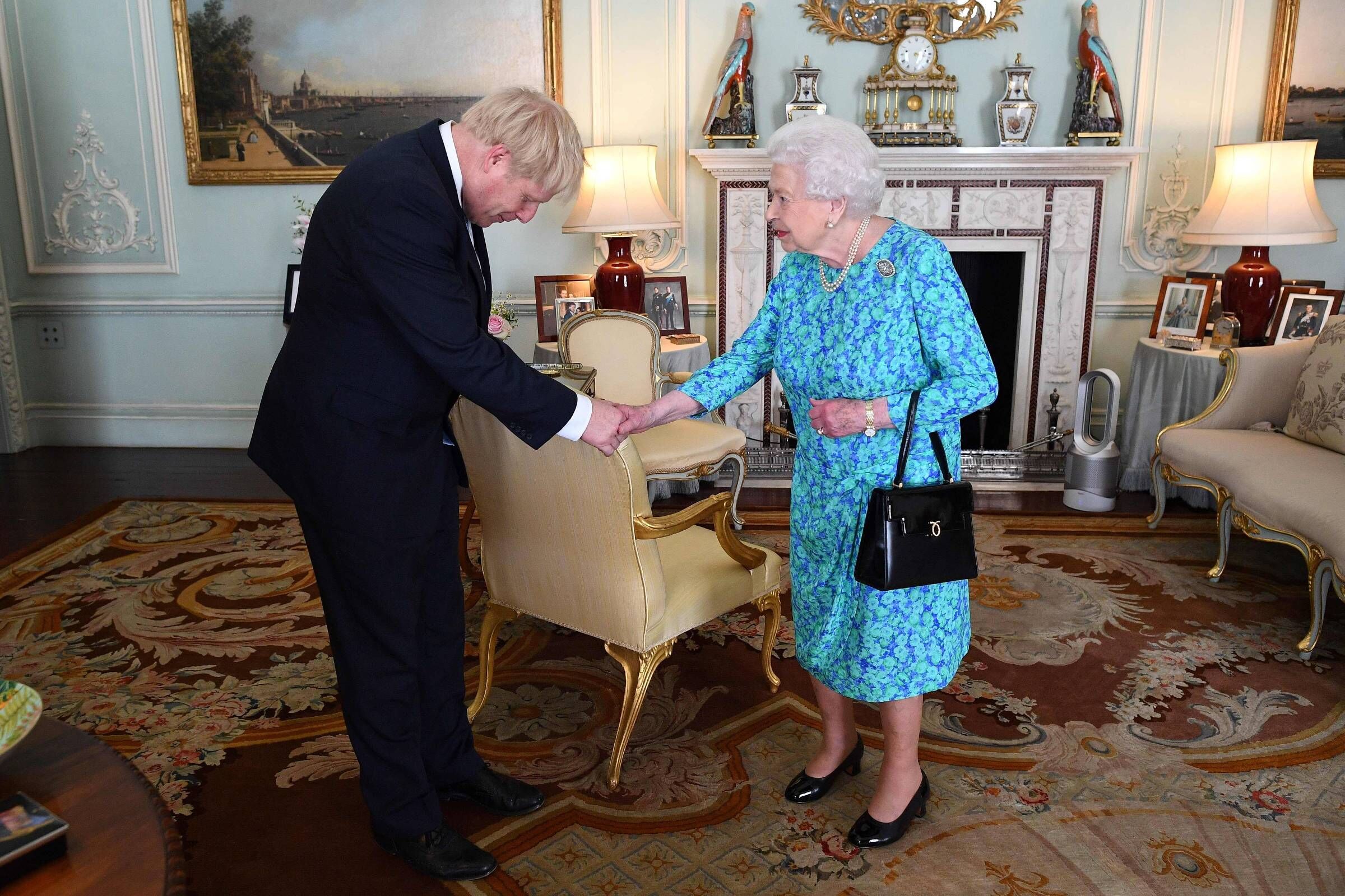 Rainha Elizabeth nomeará primeiro-ministro na Escócia devido a problemas de mobilidade Rainha Elizabeth nomeará primeiro-ministro na Escócia devido a problemas de mobilidade