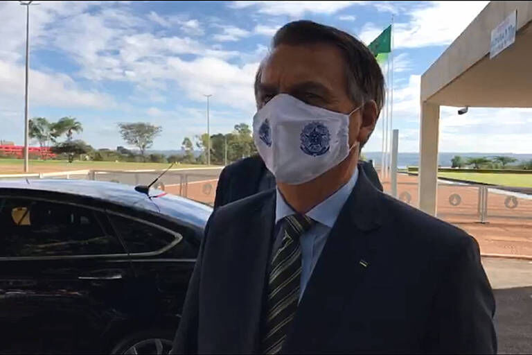 Quem é de direita toma cloroquina, quem é de esquerda, Tubaína, diz Bolsonaro Quem é de direita toma cloroquina, quem é de esquerda, Tubaína, diz Bolsonaro