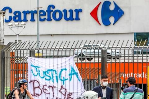 Racismo me tirou a pessoa que mais amava, diz pai de homem morto por seguranças no Carrefour Racismo me tirou a pessoa que mais amava, diz pai de homem morto por seguranças no Carrefour