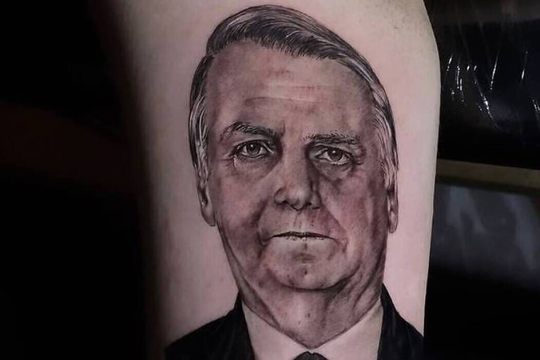 Tatuagem com rosto de Bolsonaro feita pelo filho Jair Renan demorou seis horas e saiu de graça Tatuagem com rosto de Bolsonaro feita pelo filho Jair Renan demorou seis horas e saiu de graça