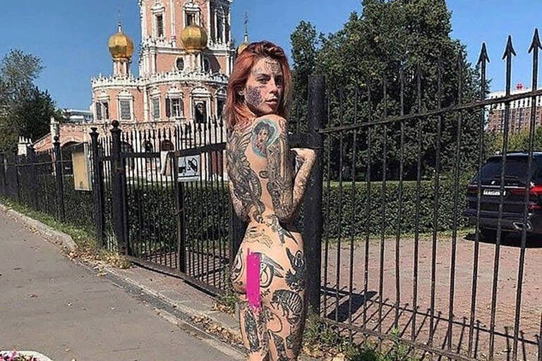 Atriz russa pode ser presa por um ano após posar nua em frente a uma igreja Atriz russa pode ser presa por um ano após posar nua em frente a uma igreja