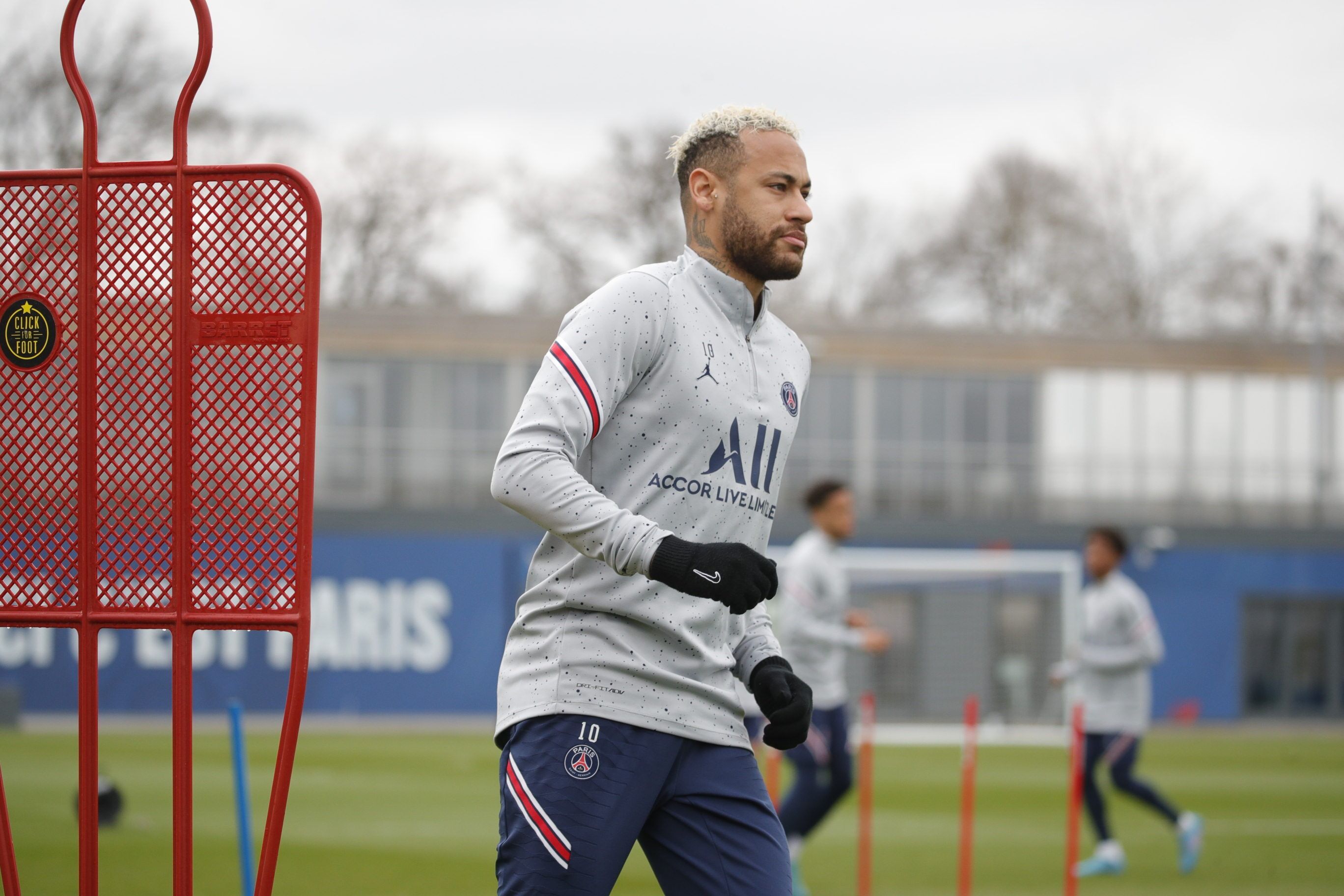 Jornal revela salários dos jogadores do PSG; Neymar ganha mais que Messi
