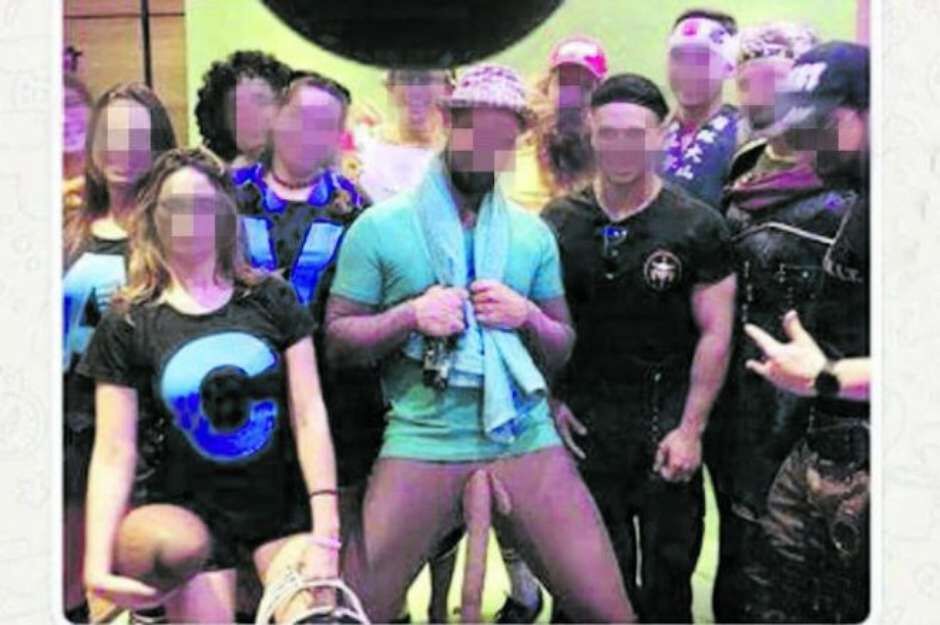 Empresa demite presidente, diretor e funcionário por fantasia de Negão do WhatsApp em festa da firma Empresa demite presidente, diretor e funcionário por fantasia de Negão do WhatsApp em festa da firma