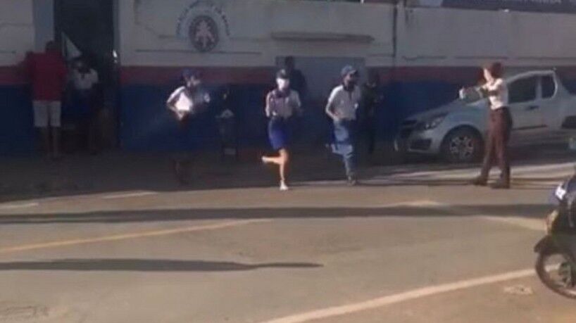 Jovem armado invade escola e mata aluna cadeirante na Bahia Jovem armado invade escola e mata aluna cadeirante na Bahia