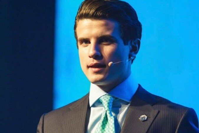 Humorista pede demissão da Jovem Pan após discussão com Bolsonaro Humorista pede demissão da Jovem Pan após discussão com Bolsonaro