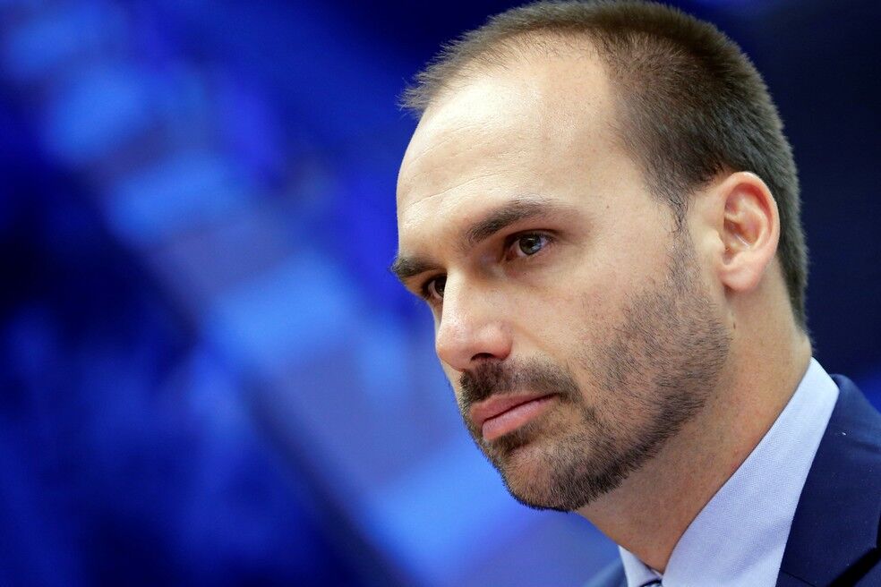 Teste de coronavírus ainda não está concluído, diz Eduardo Bolsonaro Teste de coronavírus ainda não está concluído, diz Eduardo Bolsonaro