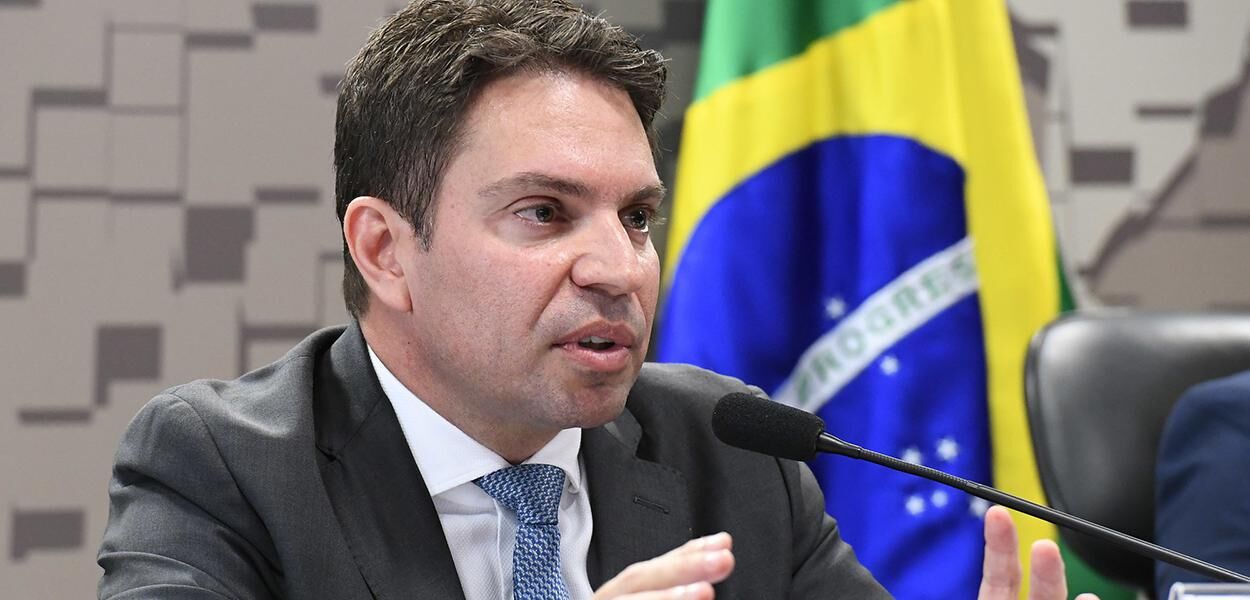 Bolsonaro escolhe chefe da Abin para a Polícia Federal Bolsonaro escolhe chefe da Abin para a Polícia Federal