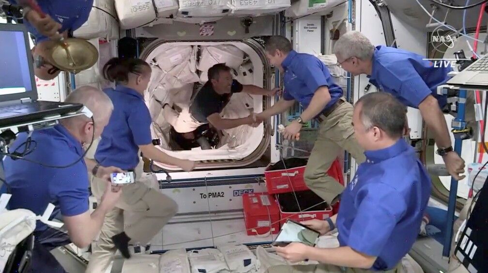 Astronautas da Nasa chegam à Estação Espacial Internacional a bordo de nave da SpaceX Astronautas da Nasa chegam à Estação Espacial Internacional a bordo de nave da SpaceX