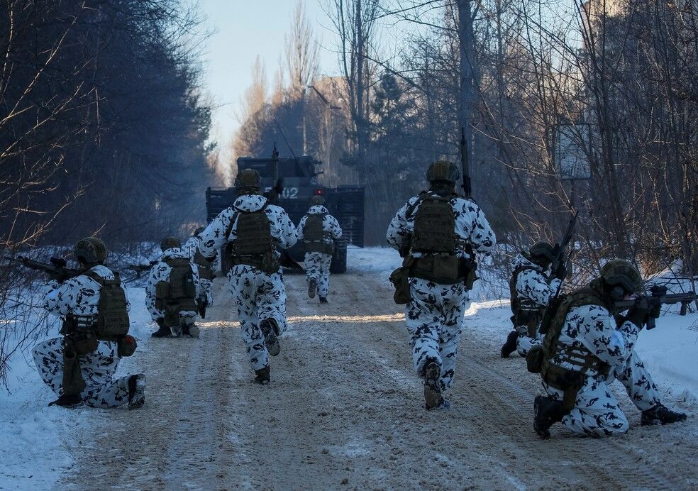 Russos e ucranianos se enfrentam perto de Chernobyl, onde há um depósito de resíduos nucleares Russos e ucranianos se enfrentam perto de Chernobyl, onde há um depósito de resíduos nucleares