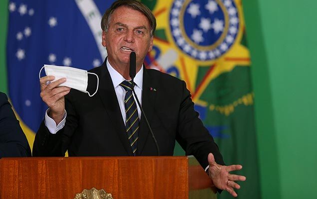 Bolsonaro diz que Queiroga prepara parecer para desobrigar vacinado e quem já se infectou de usar máscara Bolsonaro diz que Queiroga prepara parecer para desobrigar vacinado e quem já se infectou de usar máscara