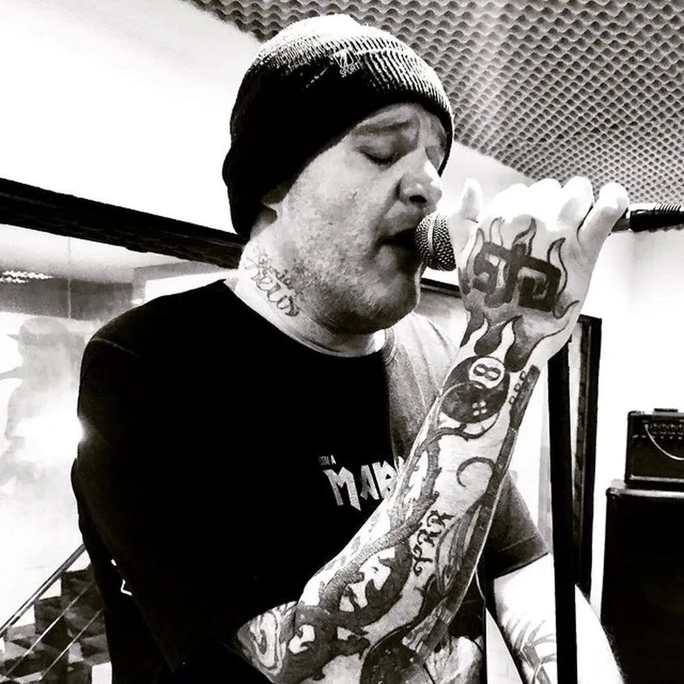 Morre Reges Bolo, vocalista da banda O Surto, do hit 'A Cera (Pirou o Cabeção)' Morre Reges Bolo, vocalista da banda O Surto, do hit 'A Cera (Pirou o Cabeção)'