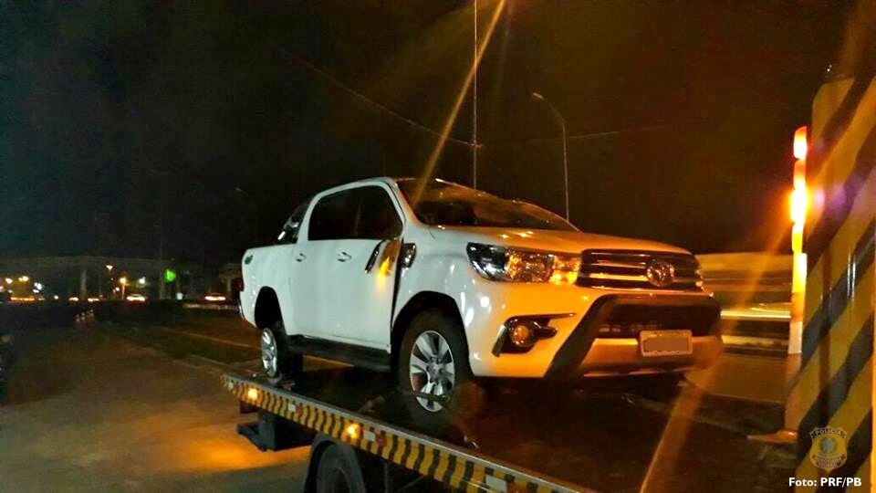PRF recupera Hilux após perseguição e capotamento na Paraíba