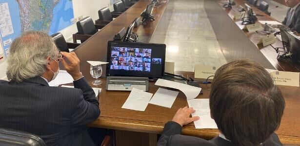 Homem pelado aparece em conferência virtual entre Bolsonaro e empresários Homem pelado aparece em conferência virtual entre Bolsonaro e empresários