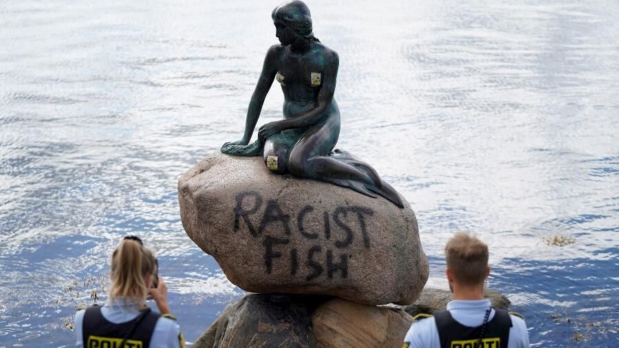 Estátua da Pequena Sereia, na Dinamarca, é pichada: 'Peixe racista' Estátua da Pequena Sereia, na Dinamarca, é pichada: 'Peixe racista'