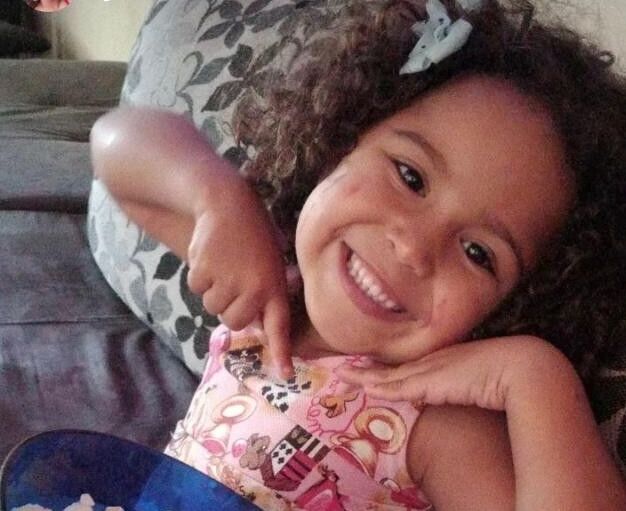 Criança de quatro anos de idade morre após ser eletrocutada por fio de alta tensão em Campina Grande Criança de quatro anos de idade morre após ser eletrocutada por fio de alta tensão em Campina Grande